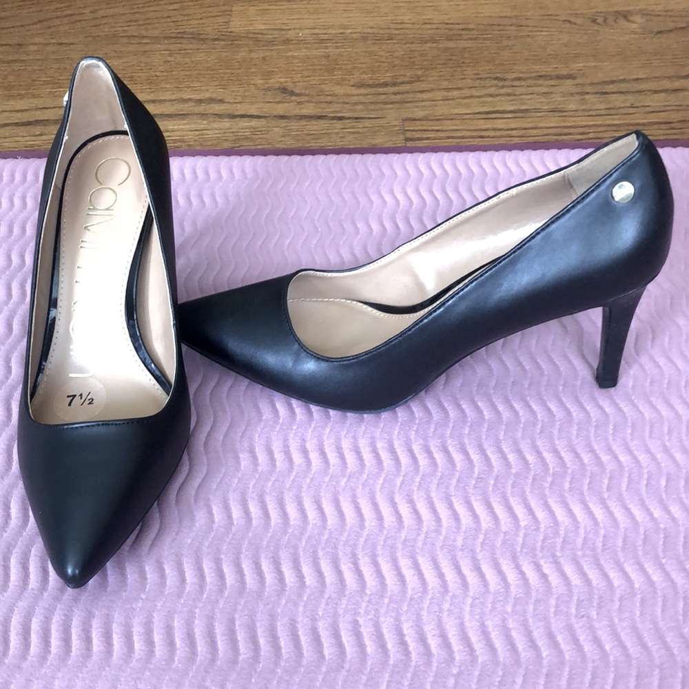 Calvin Klein leather  7 1/2 size women’s black pump heels, new